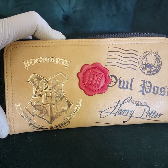 EUC  Harry Potter Hogwarts Letter Zip Wallet - Picture 1 of 3